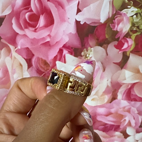 Elegant Gold Ring with Black Gemstone - Picture 9 of 15